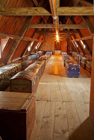 Grenier tout en bois, du plafond au plancher. Entrepôt des coffres contenant les effets personnels des religieuses. Certains coffres très anciens.